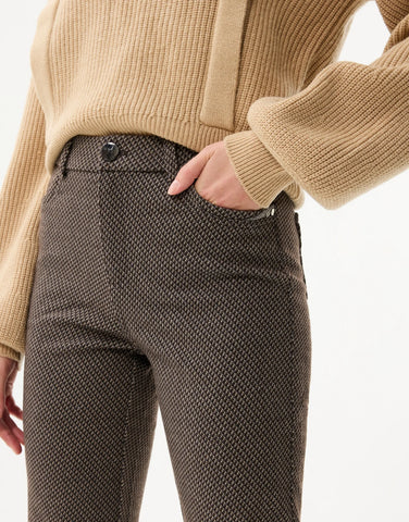 Slim pants with micro-patterns